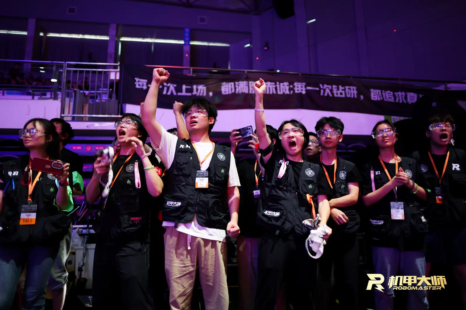 千里战队队员在 2025 中部分区赛现场交流